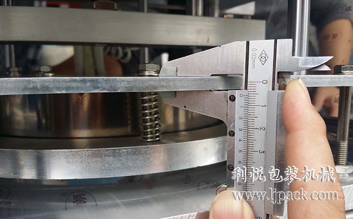 塑料桶熱合模具機構材質_塑料桶連續封口機.jpg